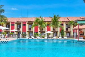 Casa Duplex 3 Suítes em Condomínio في بورتو سيغورو: اطلالة المنتجع من المسبح