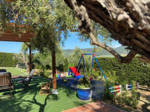 einen Spielplatz mit Schaukel im Hof in der Unterkunft Casa Rural Bellavista in Arriate