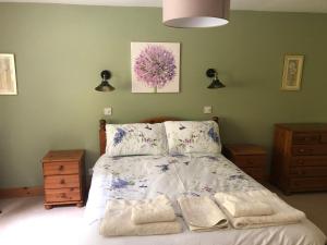 Ένα ή περισσότερα κρεβάτια σε δωμάτιο στο Foresters Lodge bed and breakfast, near loch ness