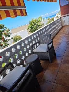 een balkon met een stoel en een tafel bij casa Carolina y Roger tazacorte in Tazacorte