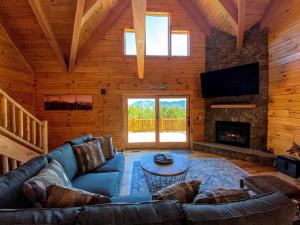 Posezení v ubytování UV Log home with direct Cannon Mountain views Minutes to attractions Fireplace Pool Table AC