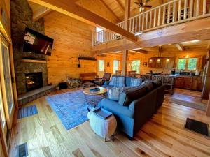 Posezení v ubytování UV Log home with direct Cannon Mountain views Minutes to attractions Fireplace Pool Table AC