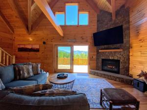 Posezení v ubytování UV Log home with direct Cannon Mountain views Minutes to attractions Fireplace Pool Table AC