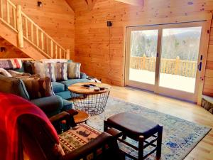 Posezení v ubytování UV Log home with direct Cannon Mountain views Minutes to attractions Fireplace Pool Table AC