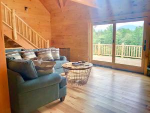 Posezení v ubytování UV Log home with direct Cannon Mountain views Minutes to attractions Fireplace Pool Table AC