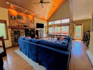 TV/trung tâm giải trí tại W8 Mount Washington Place Townhome great slope views fireplace large deck yard and ping pong