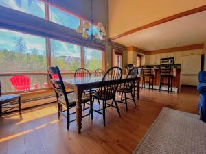 comedor con mesa y sillas y cocina en W8 Mount Washington Place Townhome great slope views fireplace large deck yard and ping pong, en Carroll