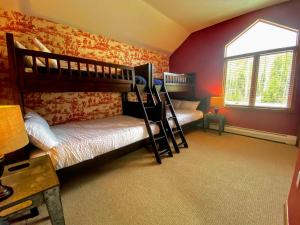 Giường trong phòng chung tại W8 Mount Washington Place Townhome great slope views fireplace large deck yard and ping pong