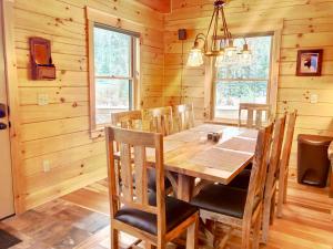 Fotografie z fotogalerie ubytování UV Log home with direct Cannon Mountain views Minutes to attractions Fireplace Pool Table AC v destinaci Bethlehem