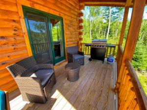 Posezení v ubytování UV Log home with direct Cannon Mountain views Minutes to attractions Fireplace Pool Table AC