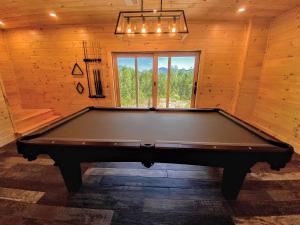 Biliár nebo kulečník v ubytování UV Log home with direct Cannon Mountain views Minutes to attractions Fireplace Pool Table AC