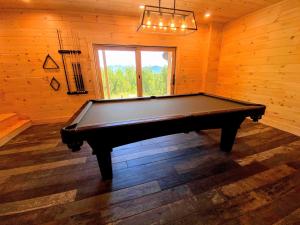 Biliár nebo kulečník v ubytování UV Log home with direct Cannon Mountain views Minutes to attractions Fireplace Pool Table AC