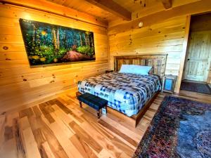 Katil atau katil-katil dalam bilik di UV Log home with direct Cannon Mountain views Minutes to attractions Fireplace Pool Table AC