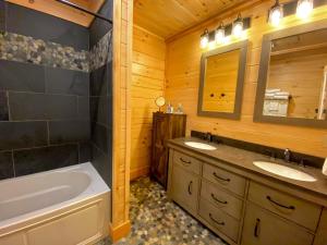 Bilik mandi di UV Log home with direct Cannon Mountain views Minutes to attractions Fireplace Pool Table AC