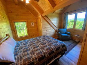 Postel nebo postele na pokoji v ubytování UV Log home with direct Cannon Mountain views Minutes to attractions Fireplace Pool Table AC