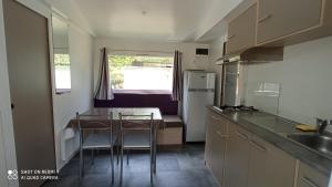 Kuchyň nebo kuchyňský kout v ubytování Camping LE Moulin