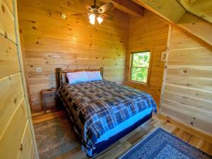 Postel nebo postele na pokoji v ubytování UV Log home with direct Cannon Mountain views Minutes to attractions Fireplace Pool Table AC