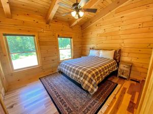 Postel nebo postele na pokoji v ubytování UV Log home with direct Cannon Mountain views Minutes to attractions Fireplace Pool Table AC