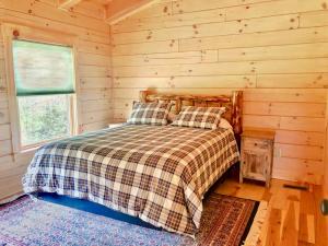 Postel nebo postele na pokoji v ubytování UV Log home with direct Cannon Mountain views Minutes to attractions Fireplace Pool Table AC