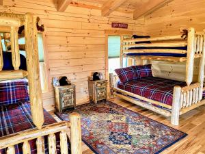 Postel nebo postele na pokoji v ubytování UV Log home with direct Cannon Mountain views Minutes to attractions Fireplace Pool Table AC
