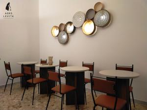 una sala da pranzo con tavoli, sedie e piatti appesi al muro di Agro Levità a Locorotondo