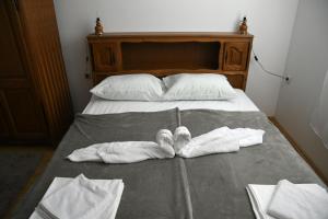 zwei Handtücher liegen auf einem Bett mit nox in der Unterkunft Apartman Endy in Ploče