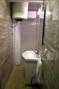 a small bathroom with a sink and a mirror at Apartman Endy in Ploče