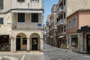 pusta ulica w mieście z budynkami w obiekcie Nobilis Corfu apartment w Korfu