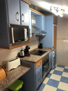 Kuchyňa alebo kuchynka v ubytovaní Puerta del Mar, ático&SPA incluido en primer linea