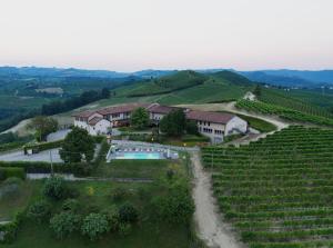 uma vista aérea de uma propriedade numa vinha em Locanda Del Pilone em Alba