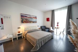 - une chambre avec un lit, une table et des chaises dans l'établissement Residenza San Lorenzo, à Naples