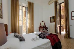 4BNB - Tiberina Spacious Apartment في روما: غرفة نوم مع أريكة بيضاء ونافذة