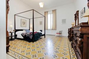 een slaapkamer met een groot bed en een gele vloer bij 4BNB - Tiberina Spacious Apartment in Rome
