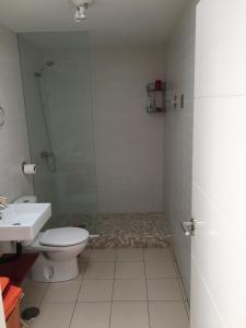 łazienka z prysznicem, toaletą i umywalką w obiekcie Apartamento encantador w mieście Las Negras +37 zdjęć