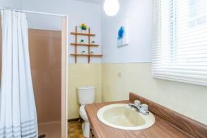 une salle de bain avec un lavabo et des toilettes dans l'établissement Refuge du Massif - Halte au cœur du village, à Saint-Philémon 22 autres photos