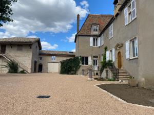 una entrada vacía delante de una casa en Château de Chatenay - Macon en Sancé