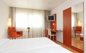 A bed or beds in a room at Aarauerhof - Self Check-in