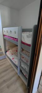 een babybedje met 2 stapelbedden in een kamer bij La Balagne ça nous gagne in Algajola