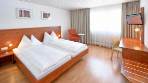 A bed or beds in a room at Aarauerhof - Self Check-in