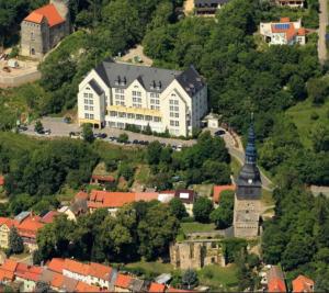 a large building with a clock tower in a town at Ferienwohnung Helmis in Bad Frankenhausen