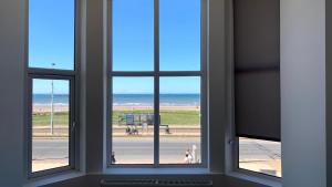 ブラックプールにあるSkye Oceans Hotelの窓から海の景色を望む建物