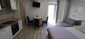 Kuchyň nebo kuchyňský kout v ubytování Apartments Mladenka
