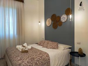 een slaapkamer met een bed en klokken aan de muur bij Agro Levità in Locorotondo