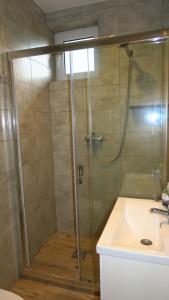 Łazienka w obiekcie APARTAMENT JAN-53 Krynica Morska