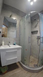 Łazienka w obiekcie APARTAMENT JAN-53 Krynica Morska