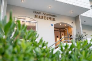 un ingresso dell'ospedale con un cartello che legge gli appartamenti dell'hotel Martin di Mardinik Hotel Apartments a Rethymno