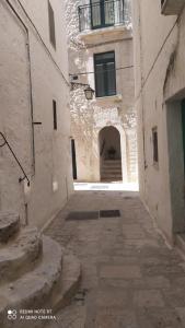 an alley with a building and an archway at La Volta del Conte-Holiday Home Centro Storico in Cisternino