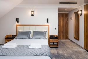 Postel nebo postele na pokoji v ubytování Sky Hotel Kraków