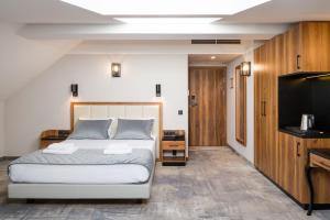 Postel nebo postele na pokoji v ubytování Sky Hotel Kraków