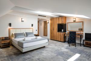Postel nebo postele na pokoji v ubytování Sky Hotel Kraków